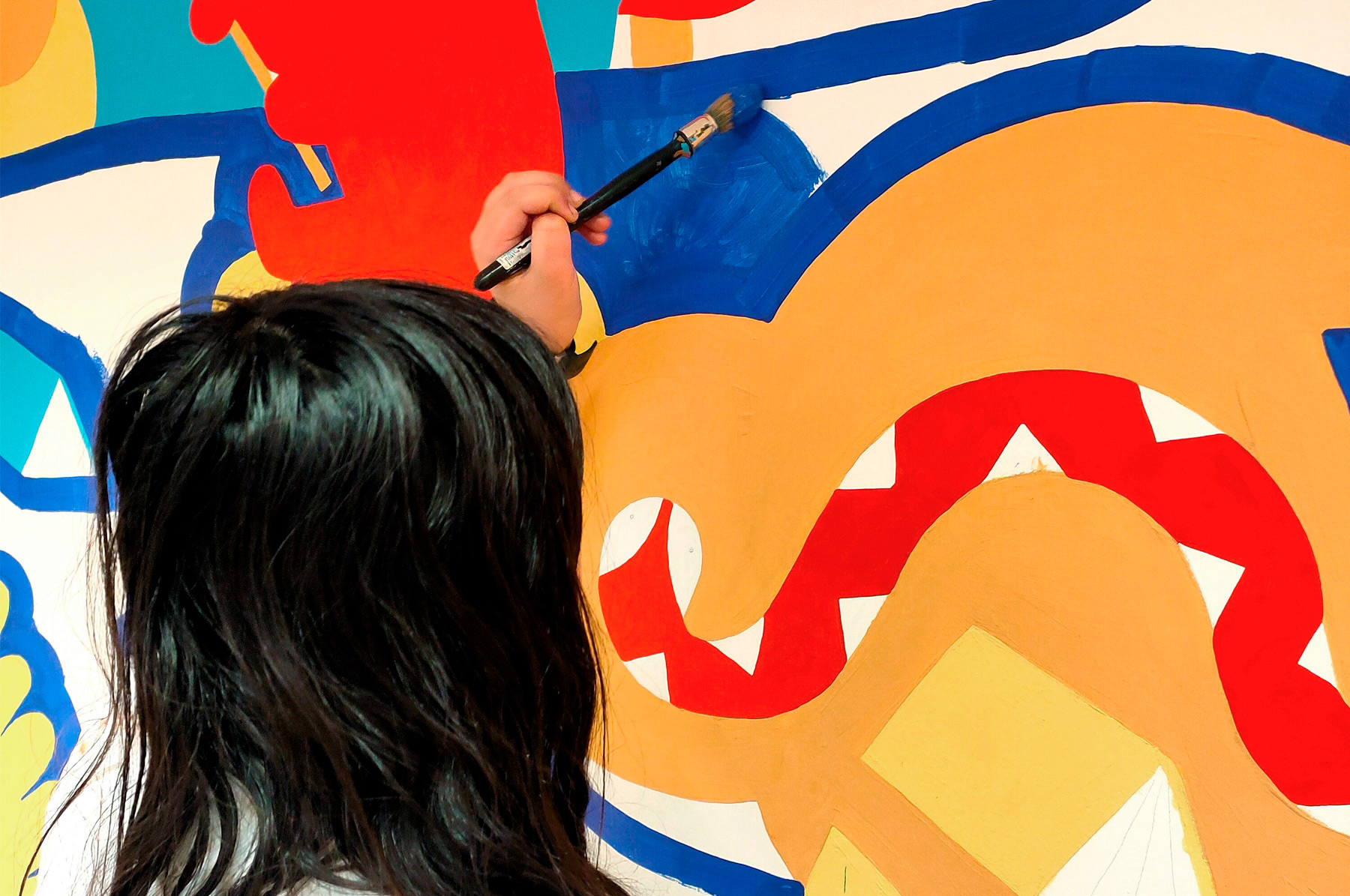 atelier artistique de création d'une fresque murale à la peinture pour les enfants sur le thème des animaux et de la nature