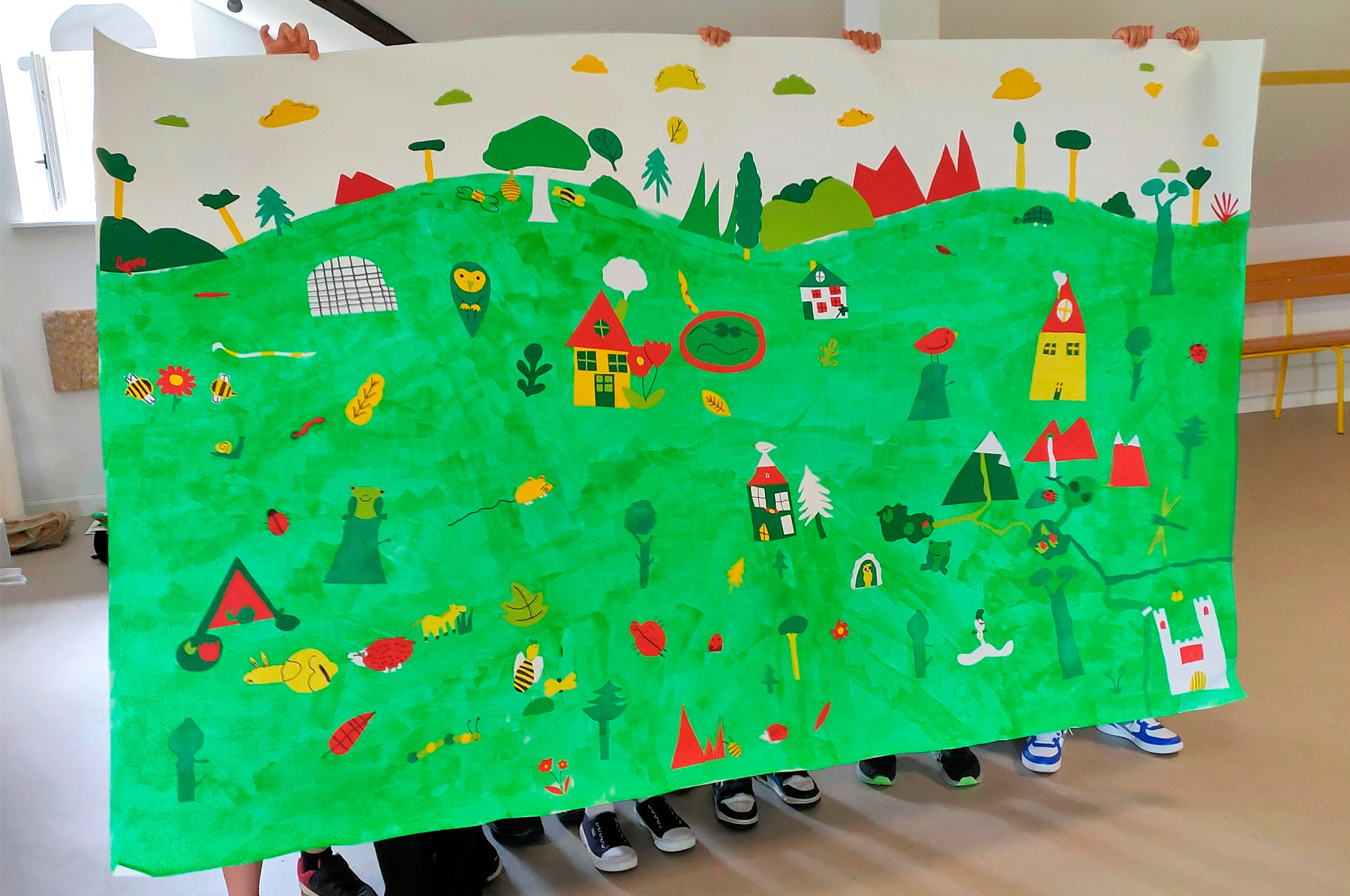 atelier créatif de fresque pour les enfants créée à la peinture et au collage sur le thème de la nature