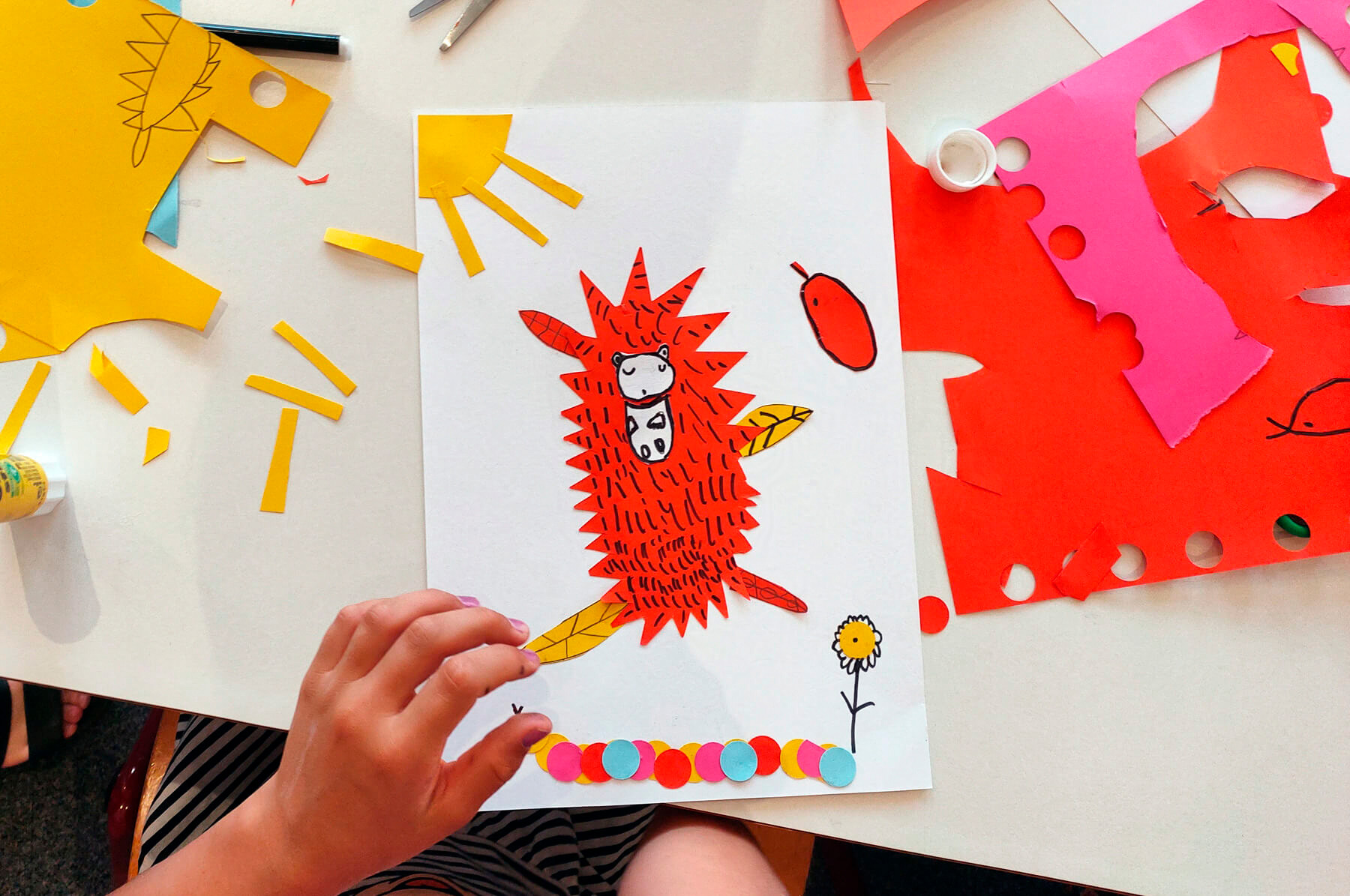 atelier créatif pour les enfants avec du papier découpé et des feutres en lien avec l'album jeunesse Le hérisson