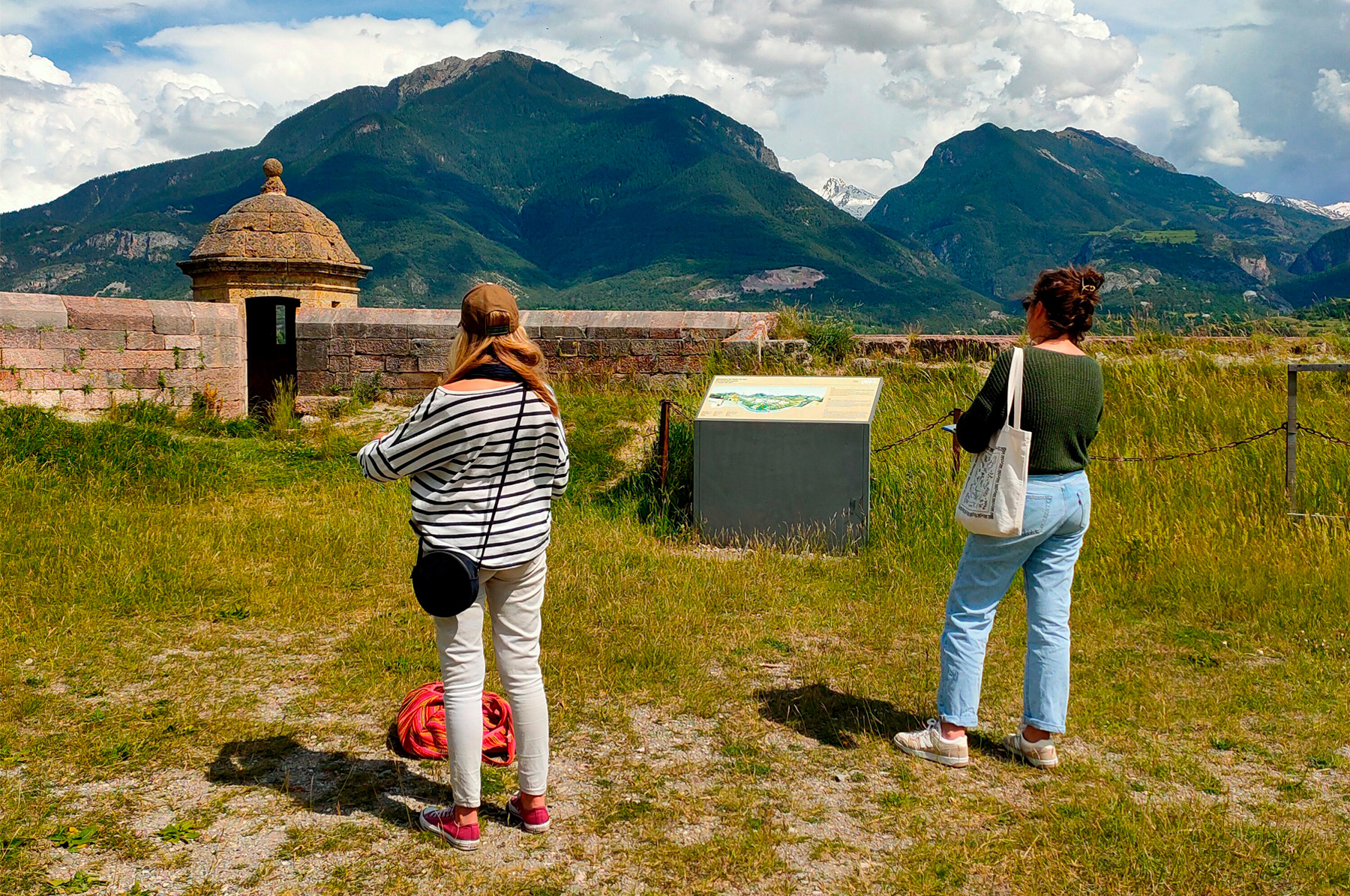 atelier artistique de croquis en extérieur lors d'une promenade