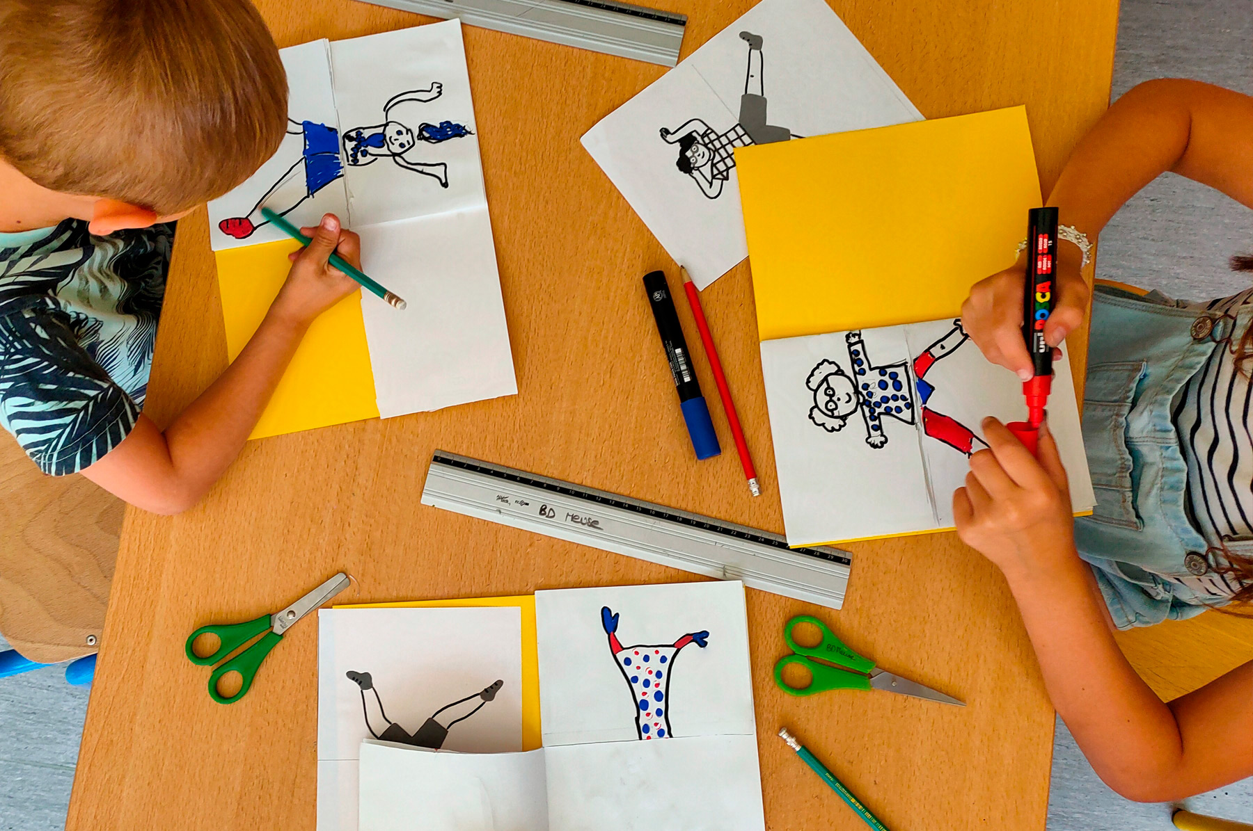 atelier créatif de création de livre méli-mélo pour les enfants avec du feutre en lien avec le roman jeunesse Tous pour une !