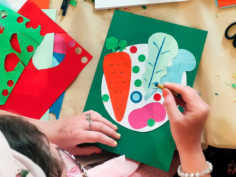 scène d'atelier artistique de création d'une illustration de légumes en papier découpé pour les enfants