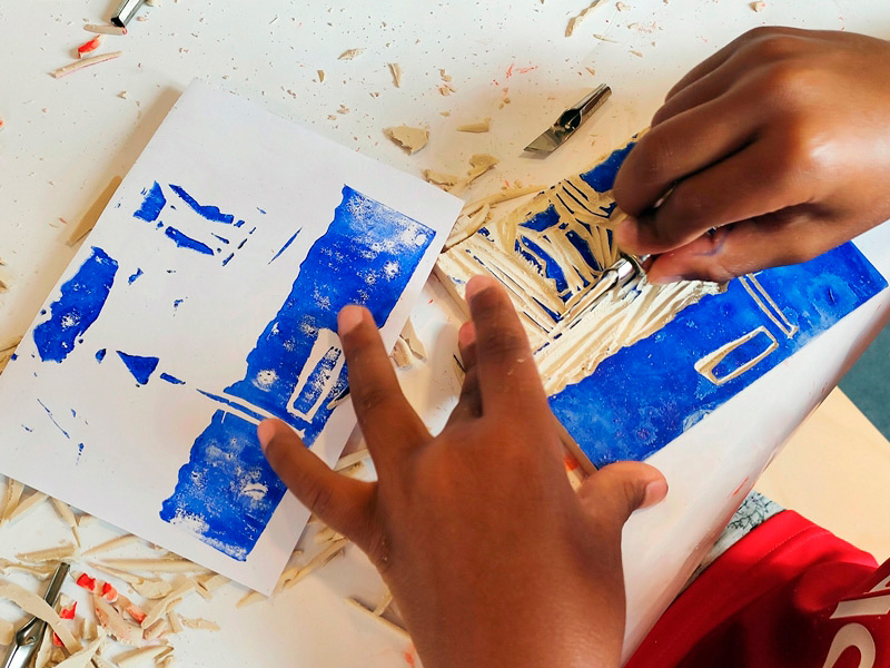 scène d'atelier artistique de gravure pour les enfants
