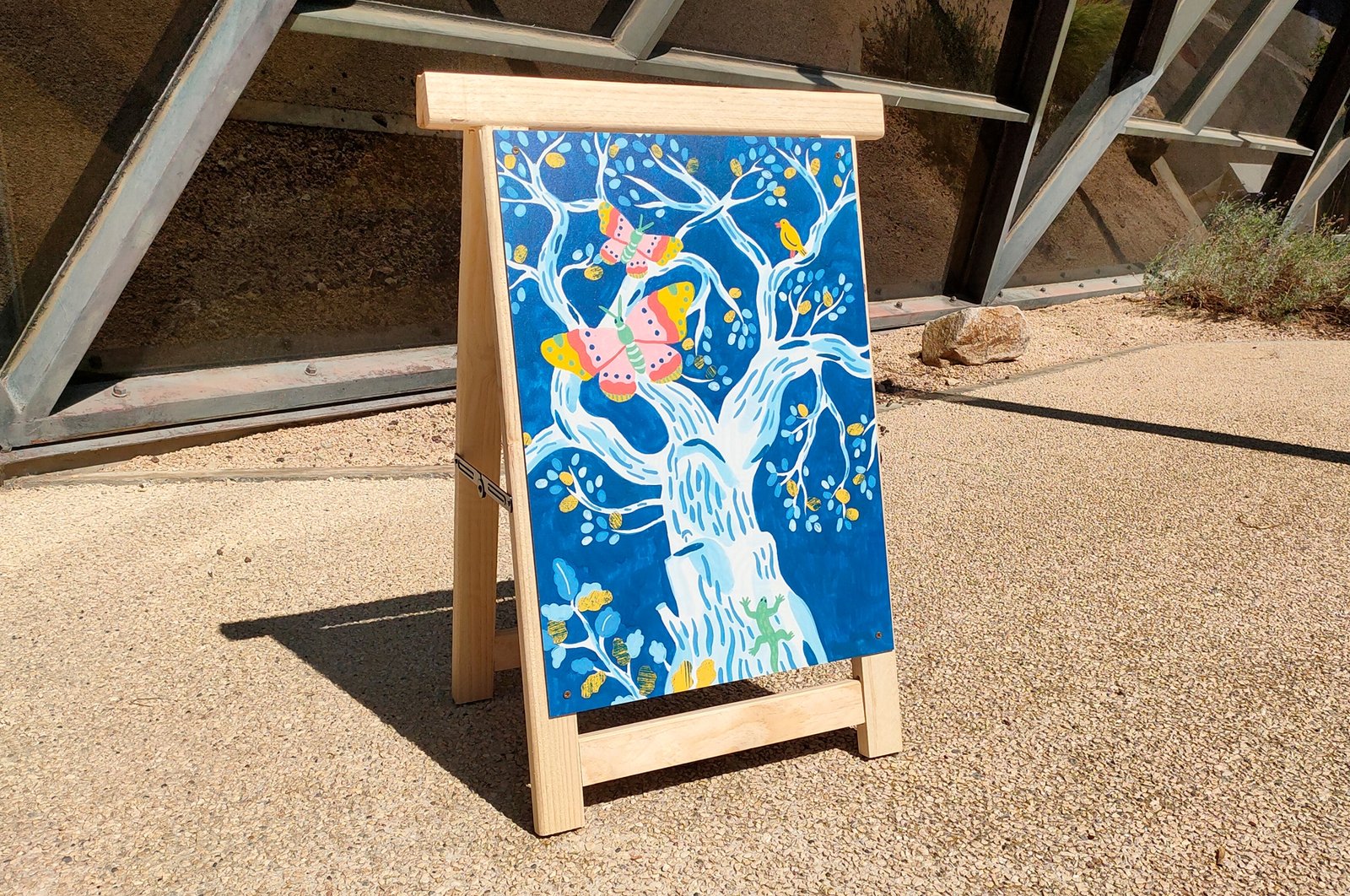 panneau d'exposition de peinture en extérieur représentant un arbre avec des insectes et des animaux