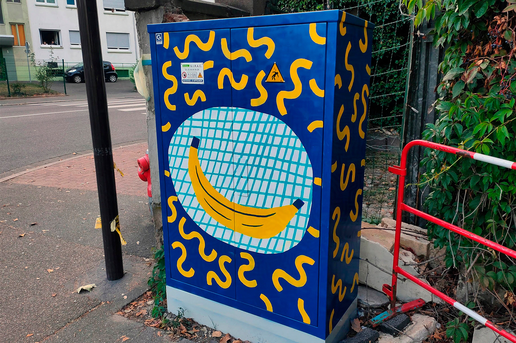 fresque extérieure de street-art représentant une banane réalisée à la peinture et au pochoir pour la festival de street-art Colors