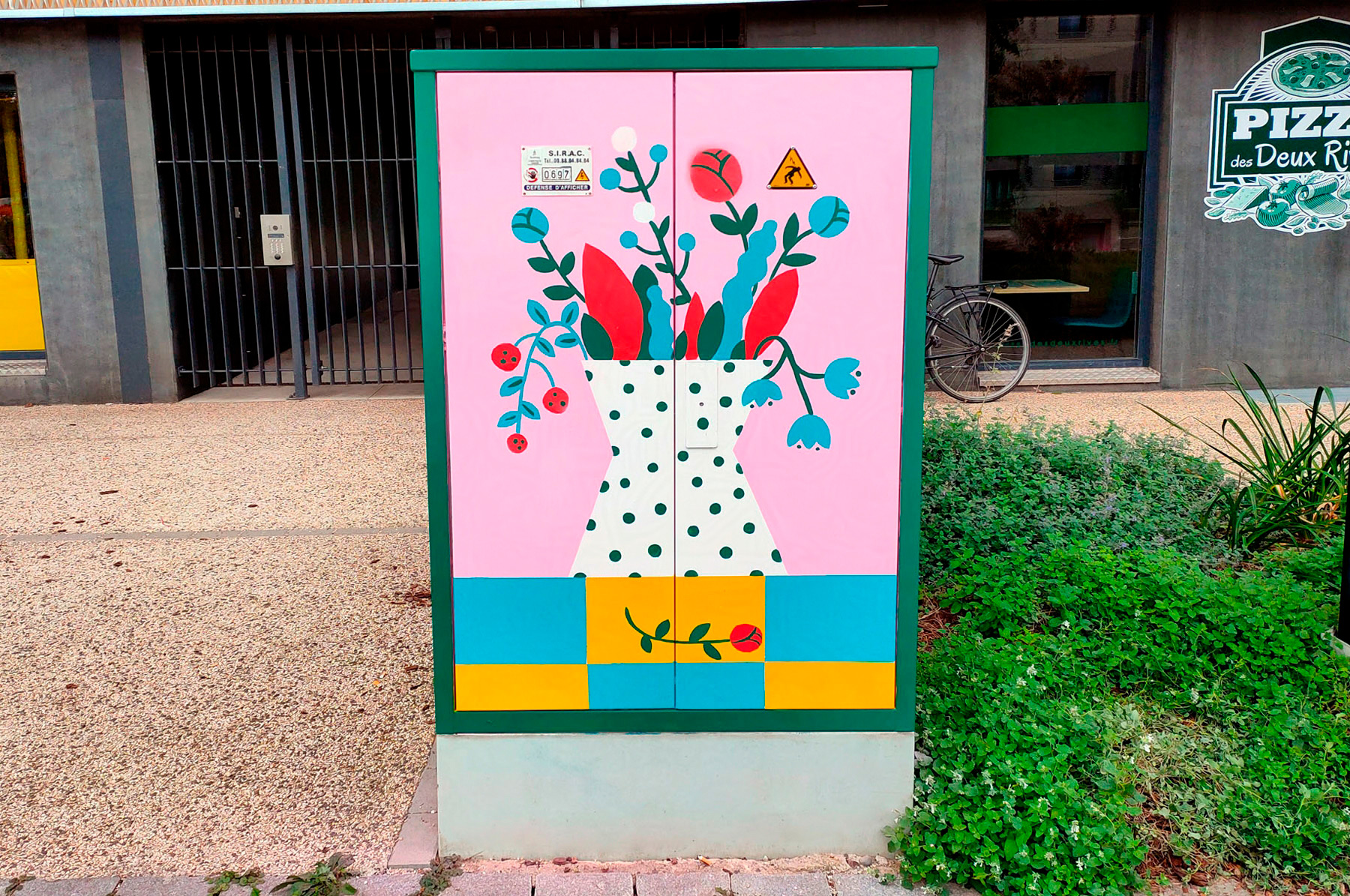 fresque extérieure de street-art réalisée à la peinture représentant un bouquet de fleurs.