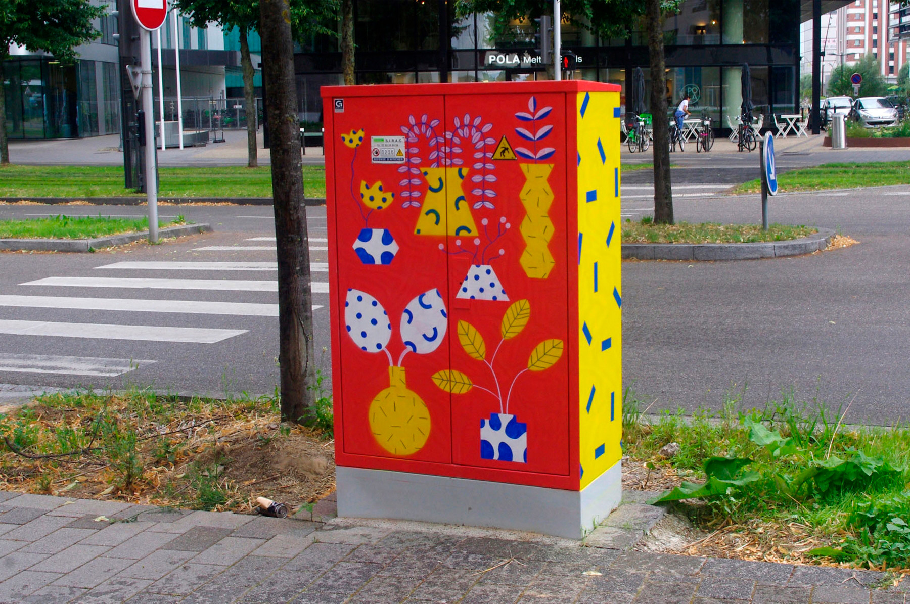 fresque extérieure représentant des fleurs dans les rues de Strasbourg