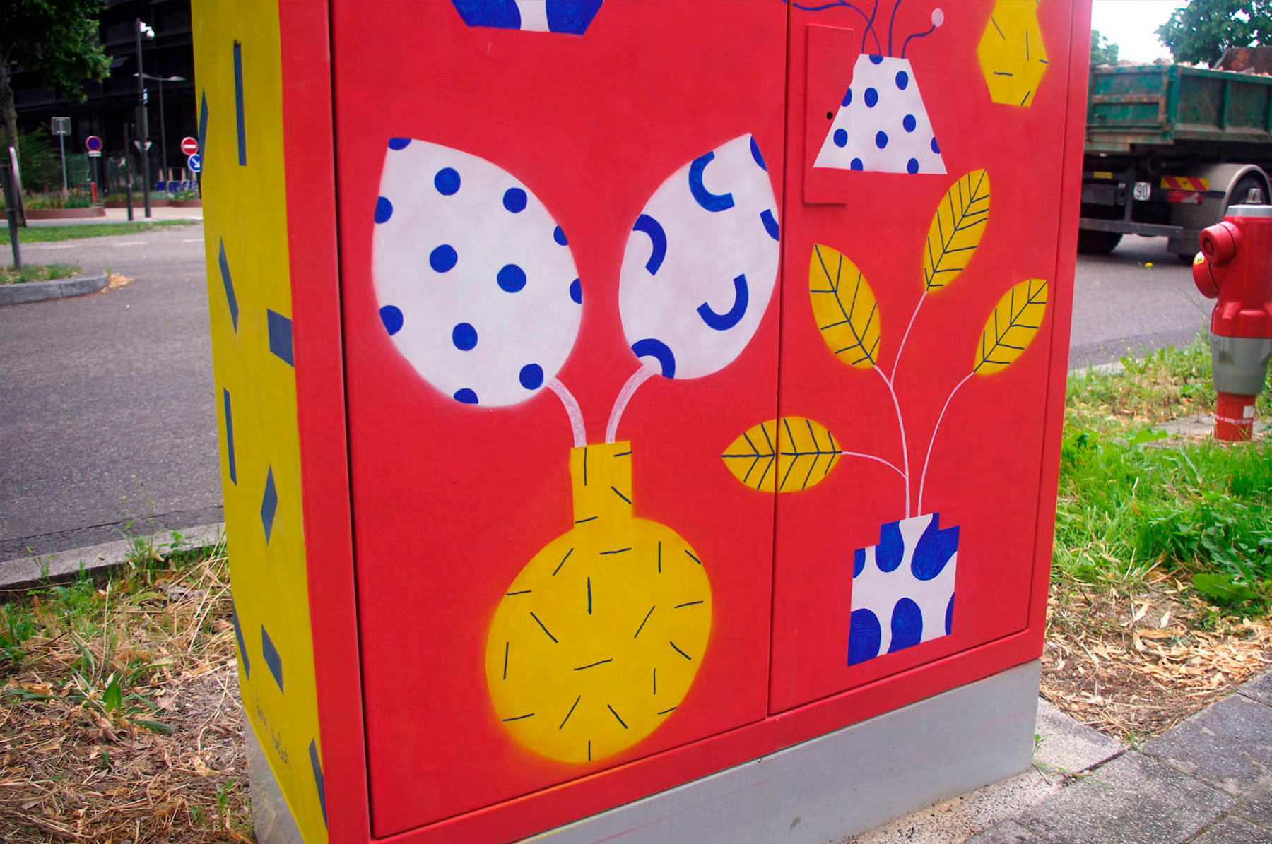 fresque extérieure représentant des fleurs dans les rues de Strasbourg