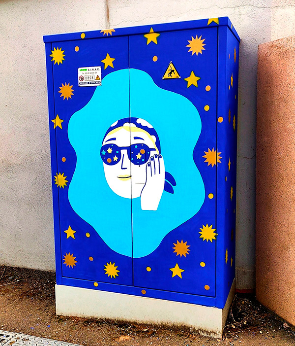 fresque murale extérieure à la peinture représentant un personnage au milieu d'étoiles